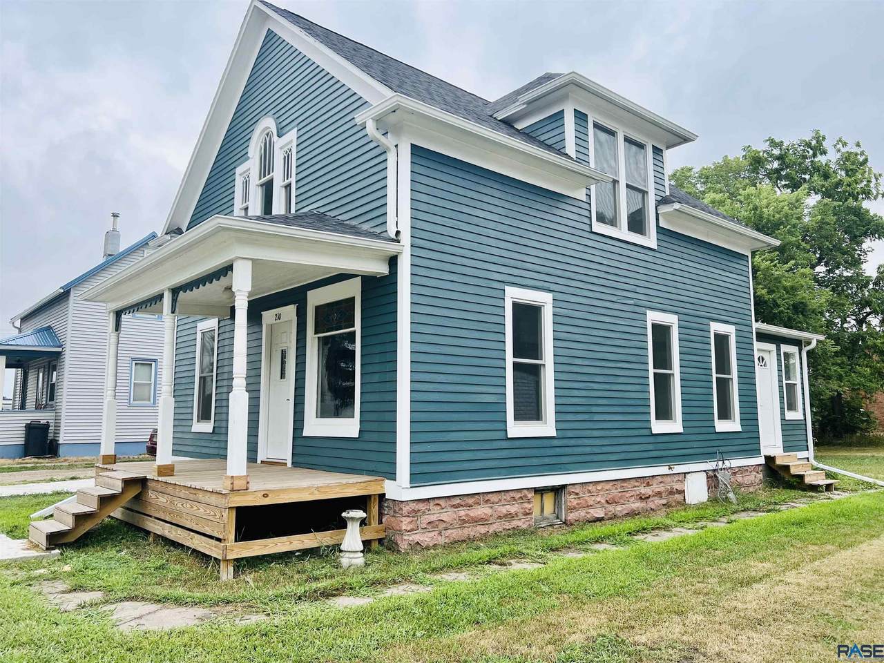 210 Pipestone Ave - Photo 1