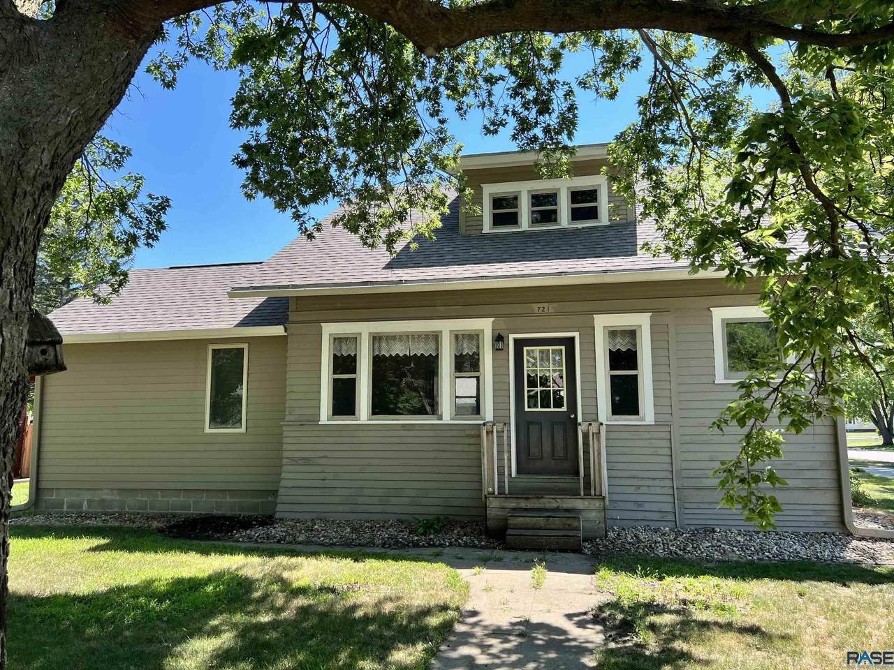 721 3rd St - Photo 1