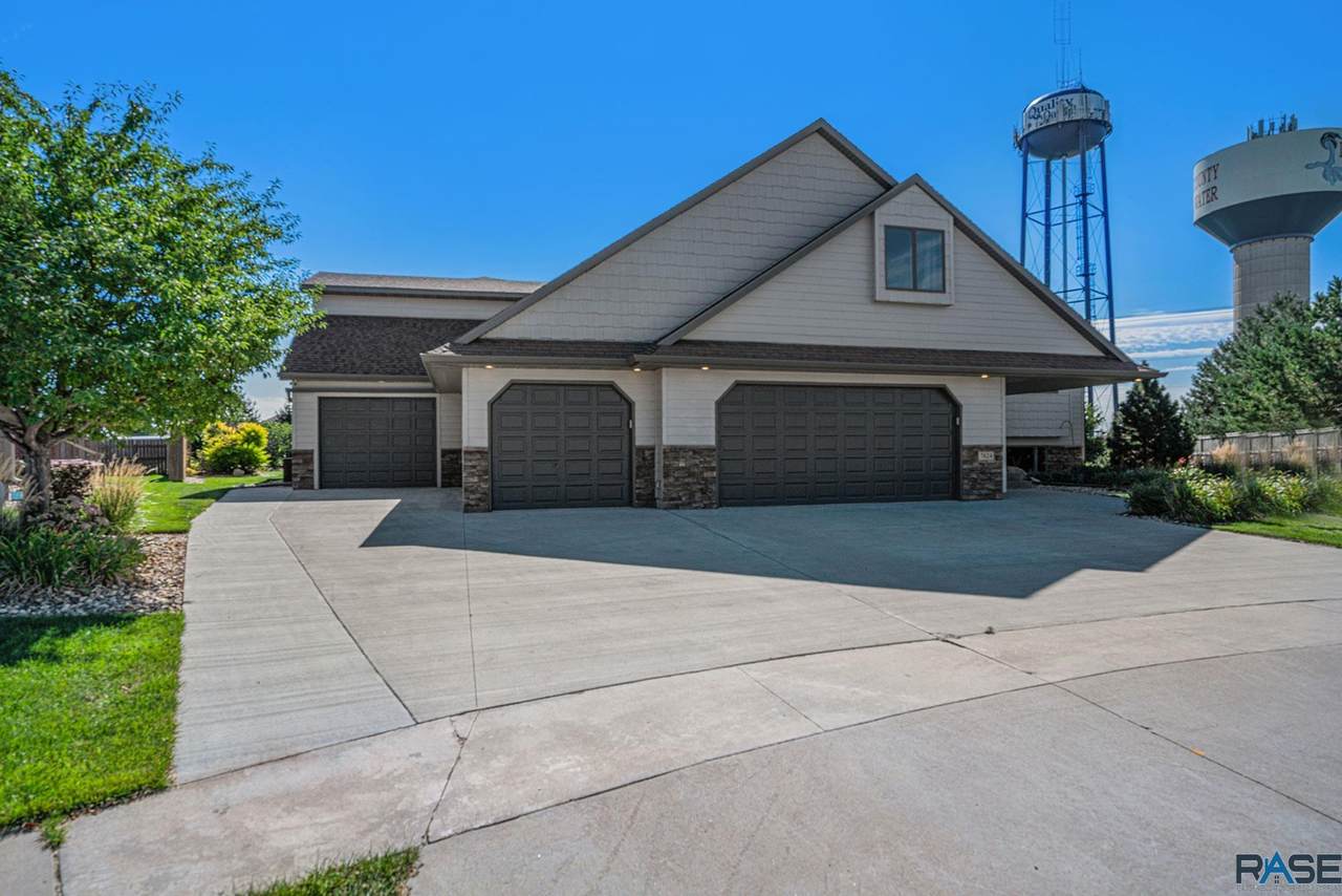 7624 Courtyard Cir - Photo 1