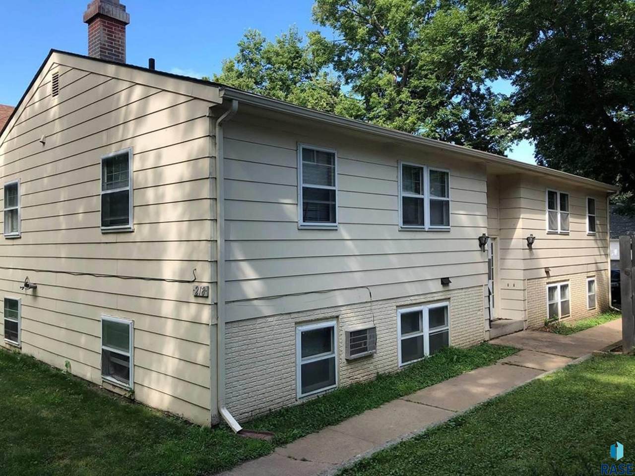 218 Summit Ave - Photo 1