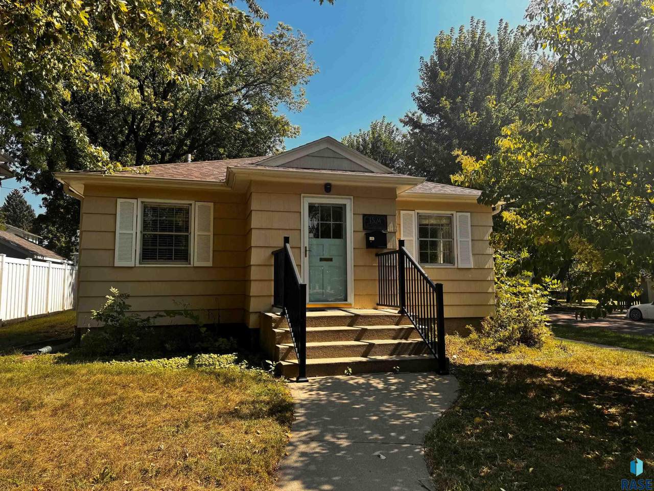 1524 Summit Ave Avenue - Photo 1