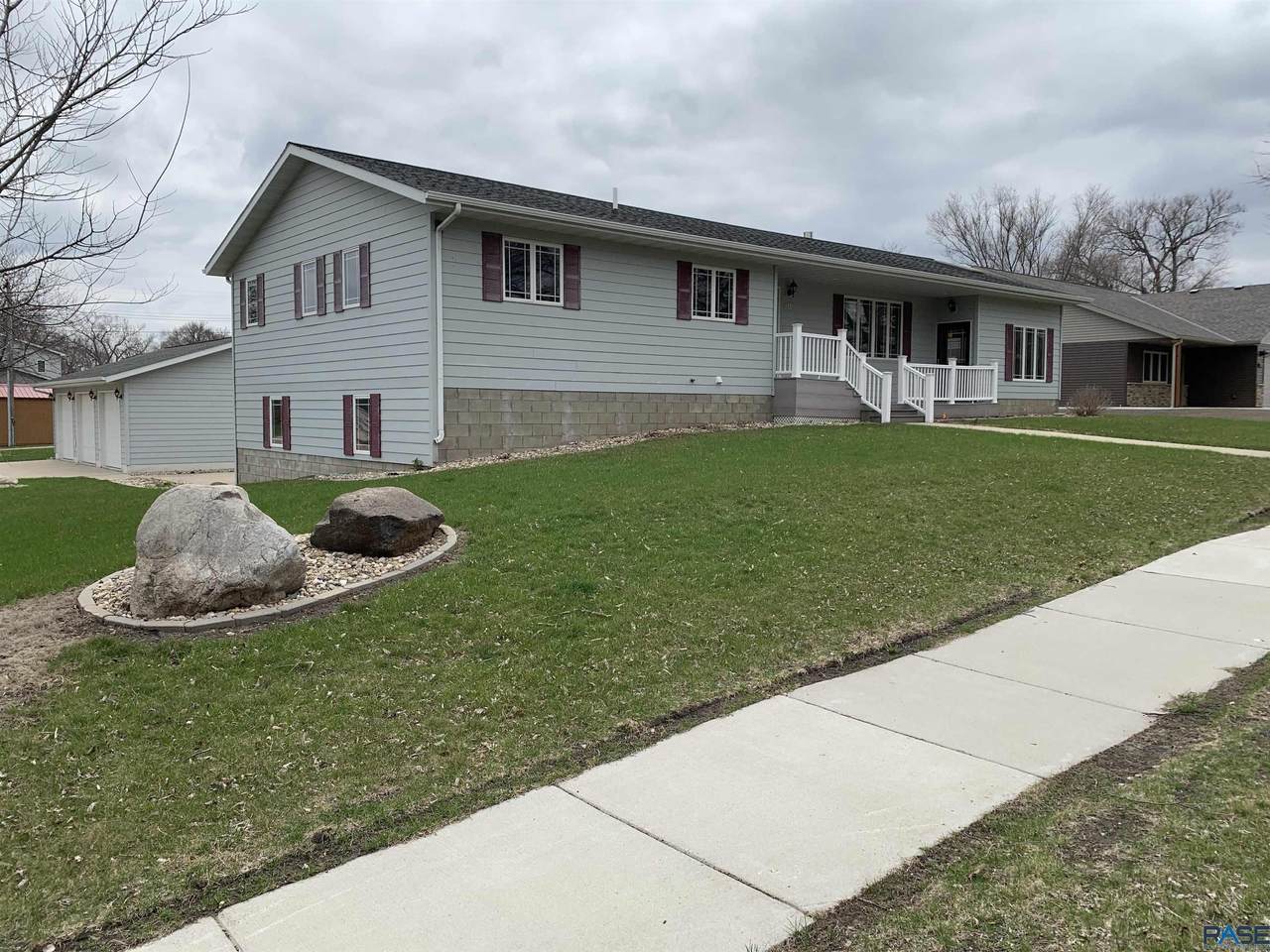 211 Custer Ave N - Photo 1