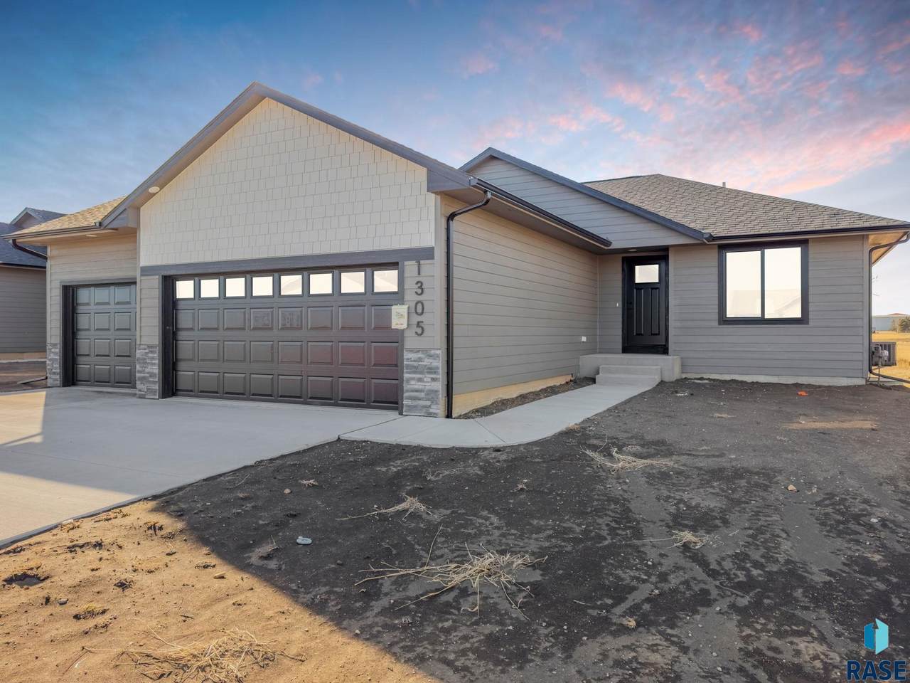 1305 Mae Pl - Photo 1