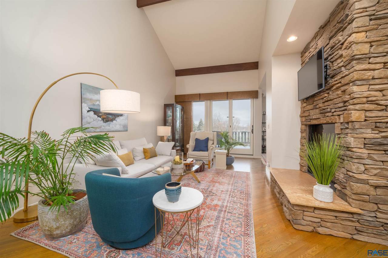 2703 Ridgeview Way - Photo 1