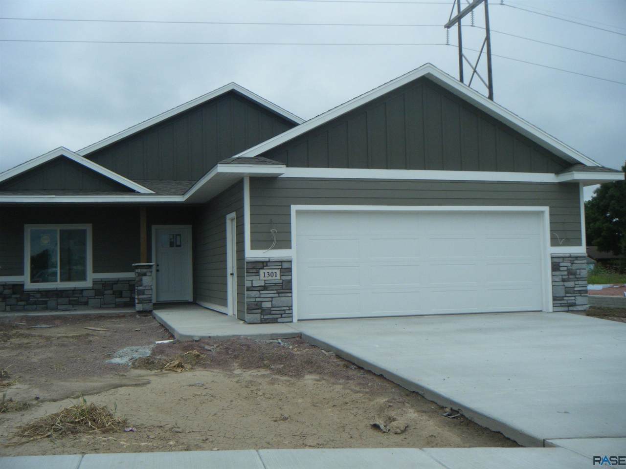 1301 Foss Ave - Photo 1