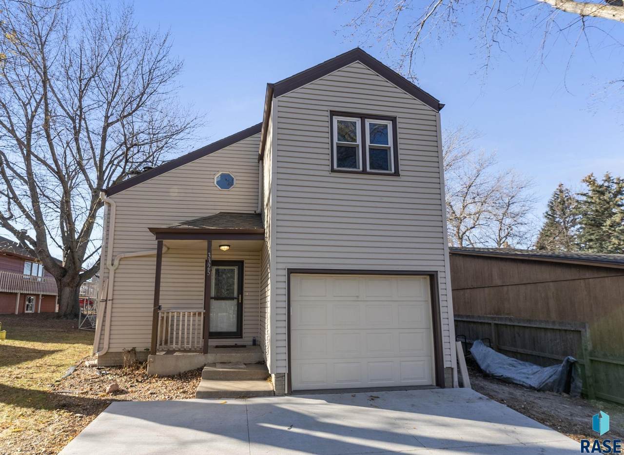 3325 Manor Cir - Photo 1