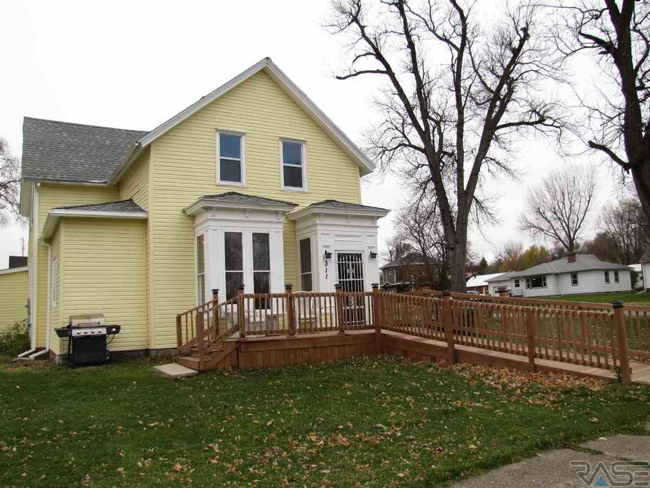 311 2nd St W - Photo 1