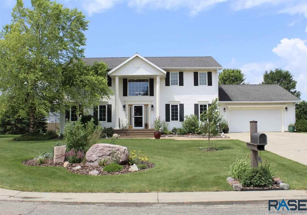 906 4th Ave - Photo 1