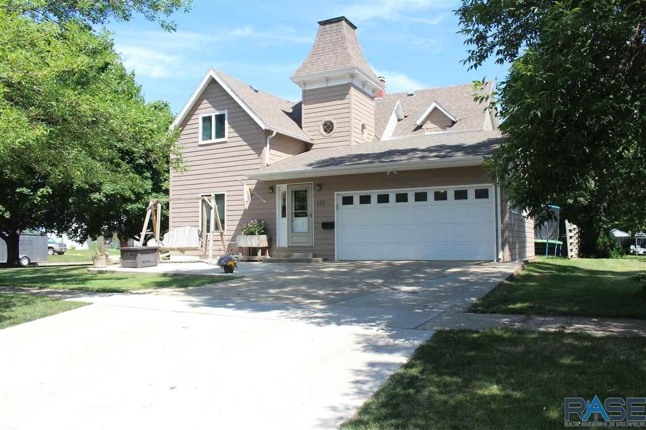 520 Center St - Photo 1