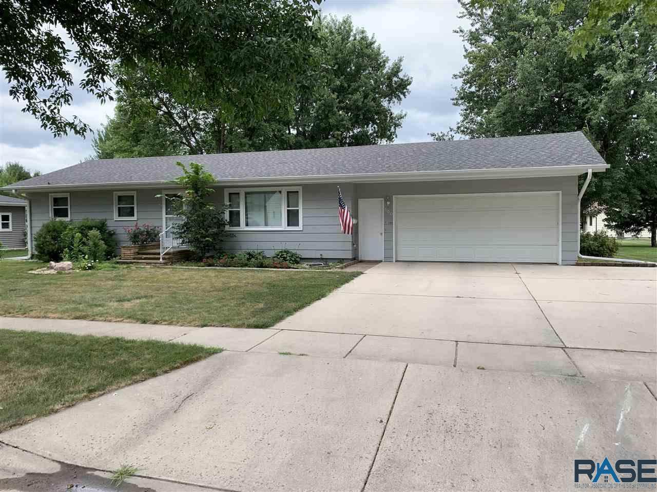 300 Oakland St - Photo 1