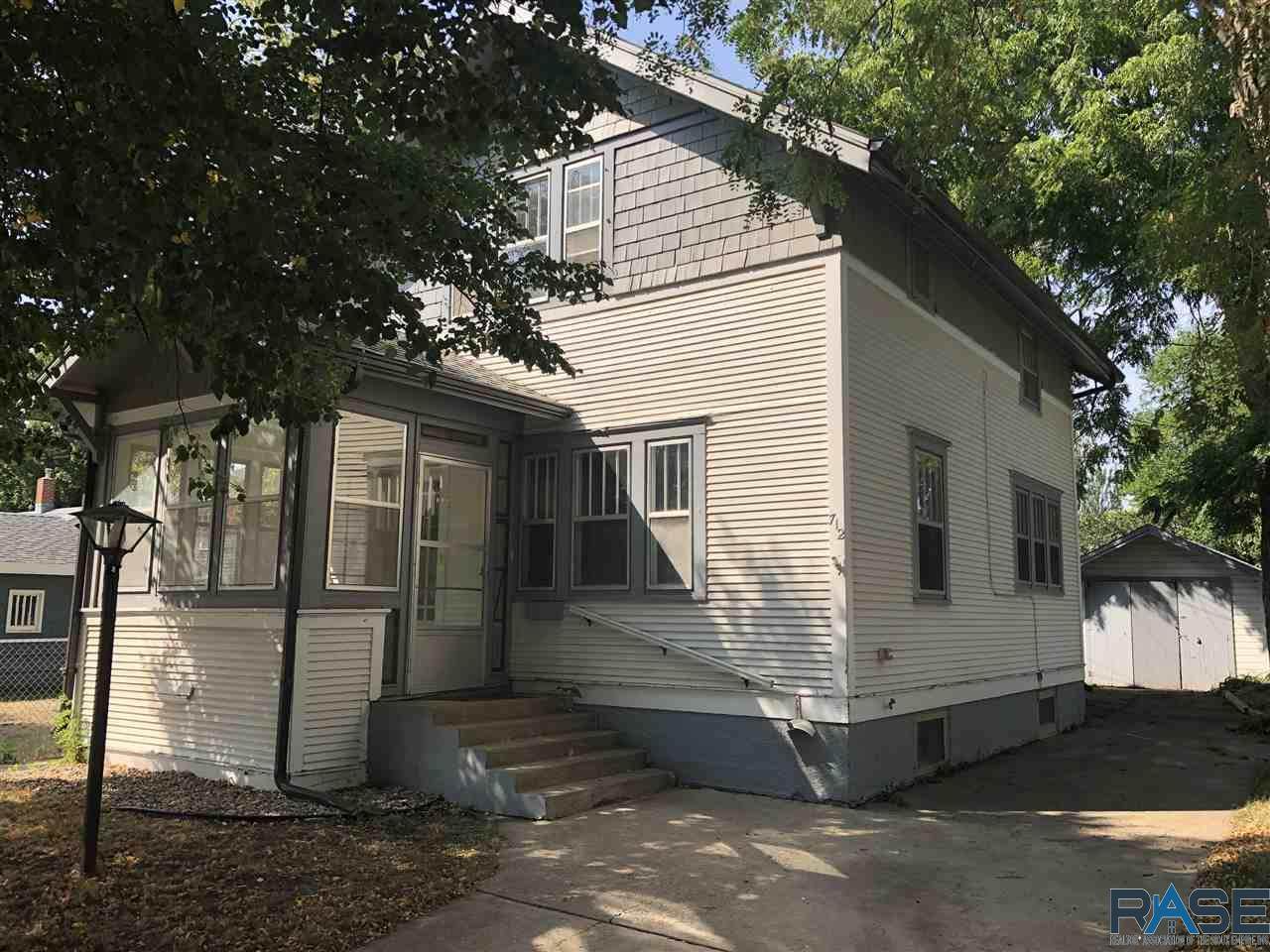 712 22nd St - Photo 1