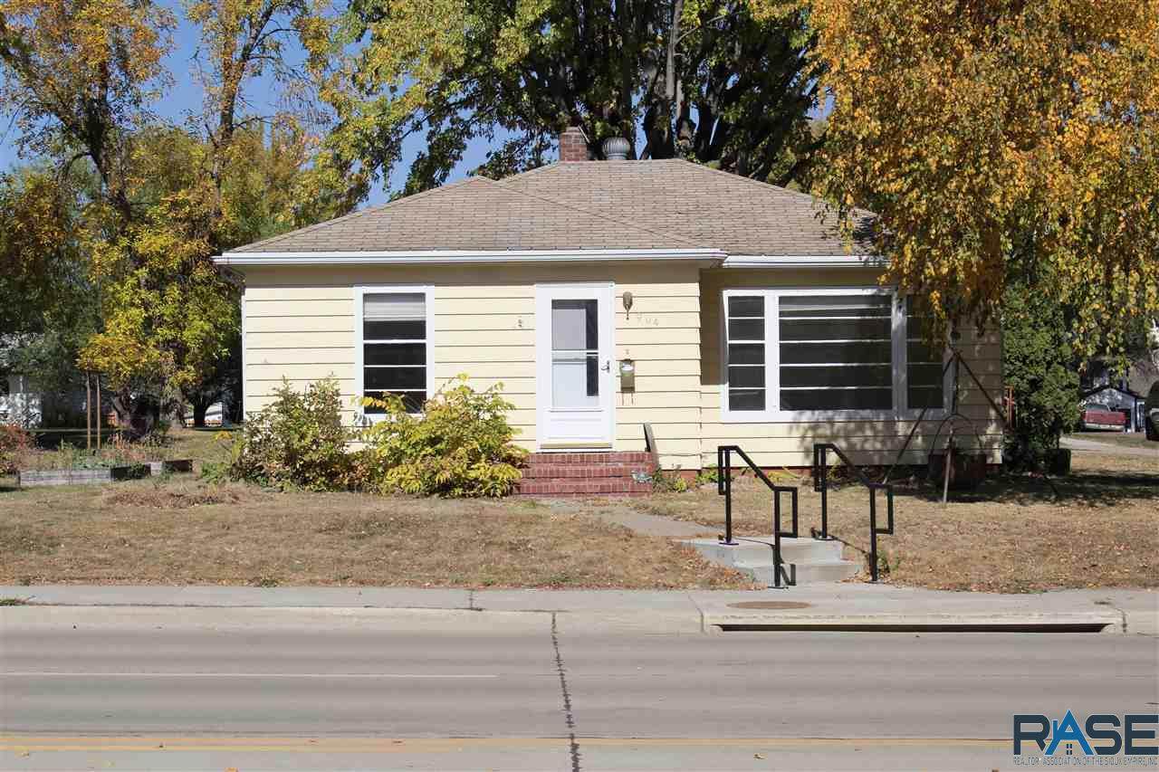 904 2nd St - Photo 1