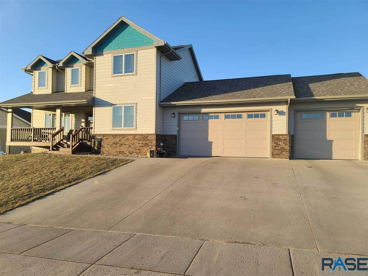 1401 Creekside Dr - Photo 1