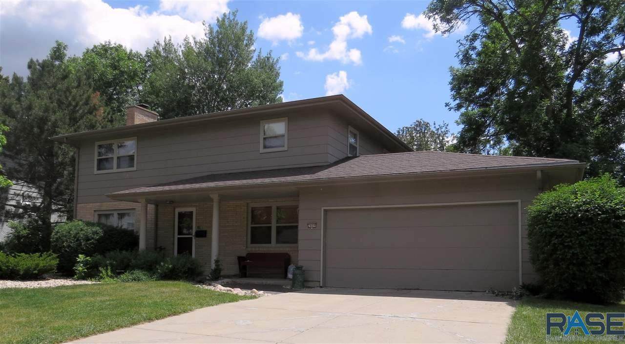 2609 37 St - Photo 1