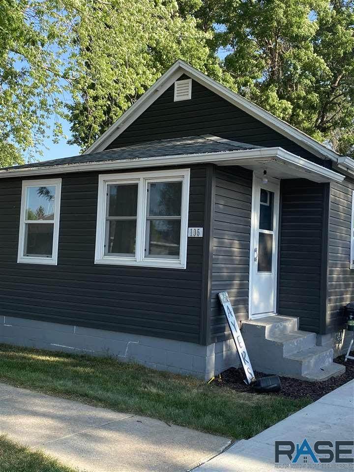 105 E. Maple St - Photo 1
