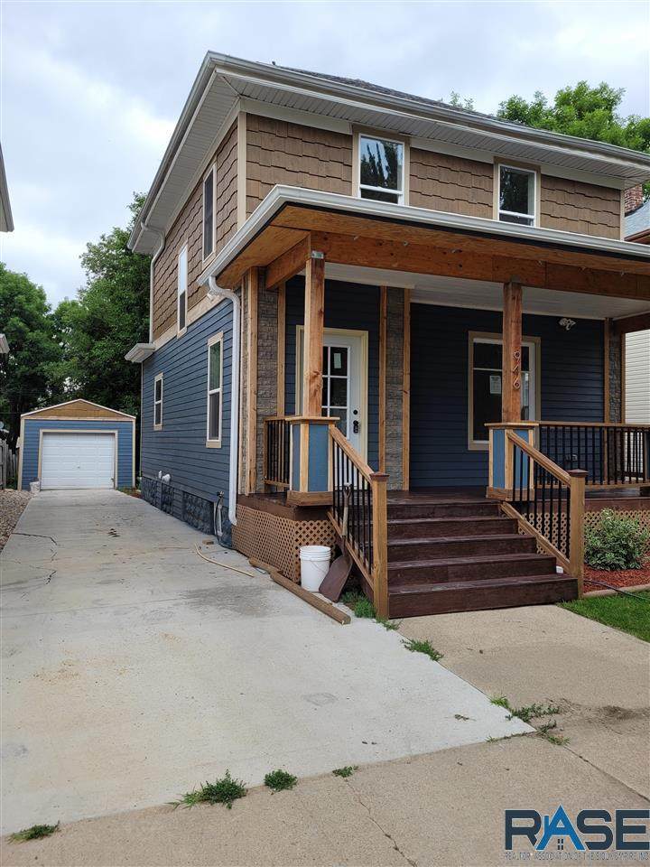 946 8th St - Photo 1