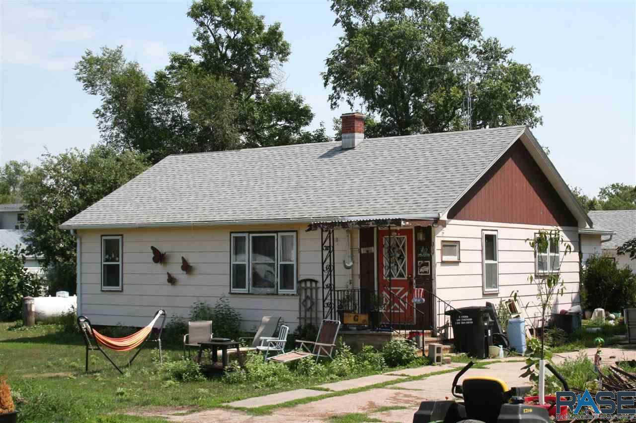 302 Broadway St - Photo 1