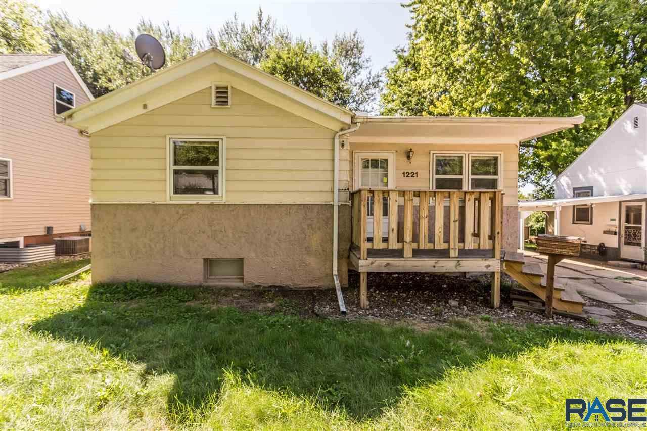 1221 N Spring Ave - Photo 1