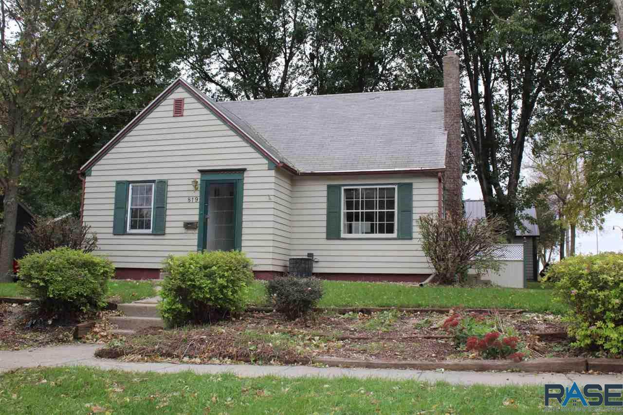 819 Estey St - Photo 1