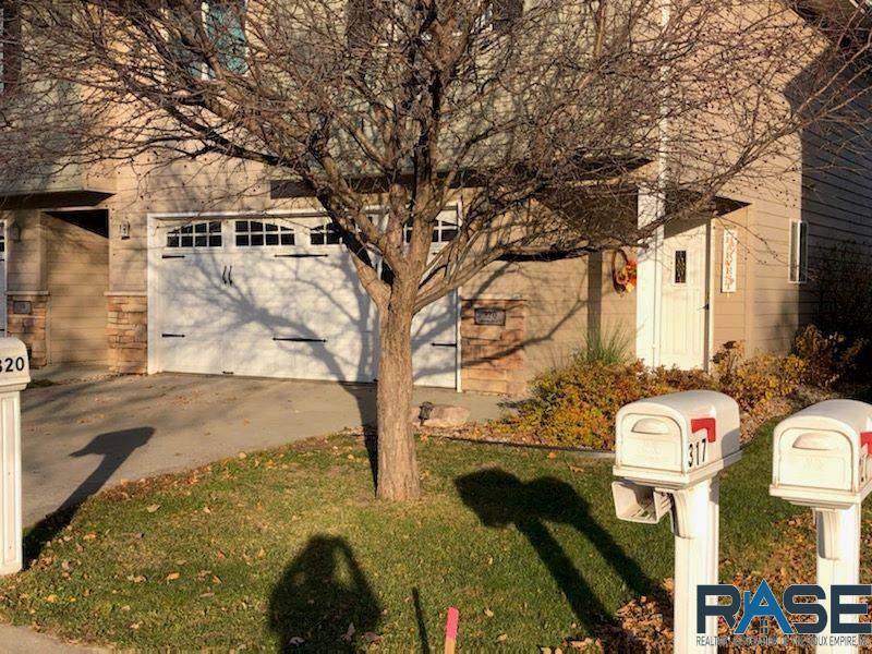 320 Spring Pl - Photo 1