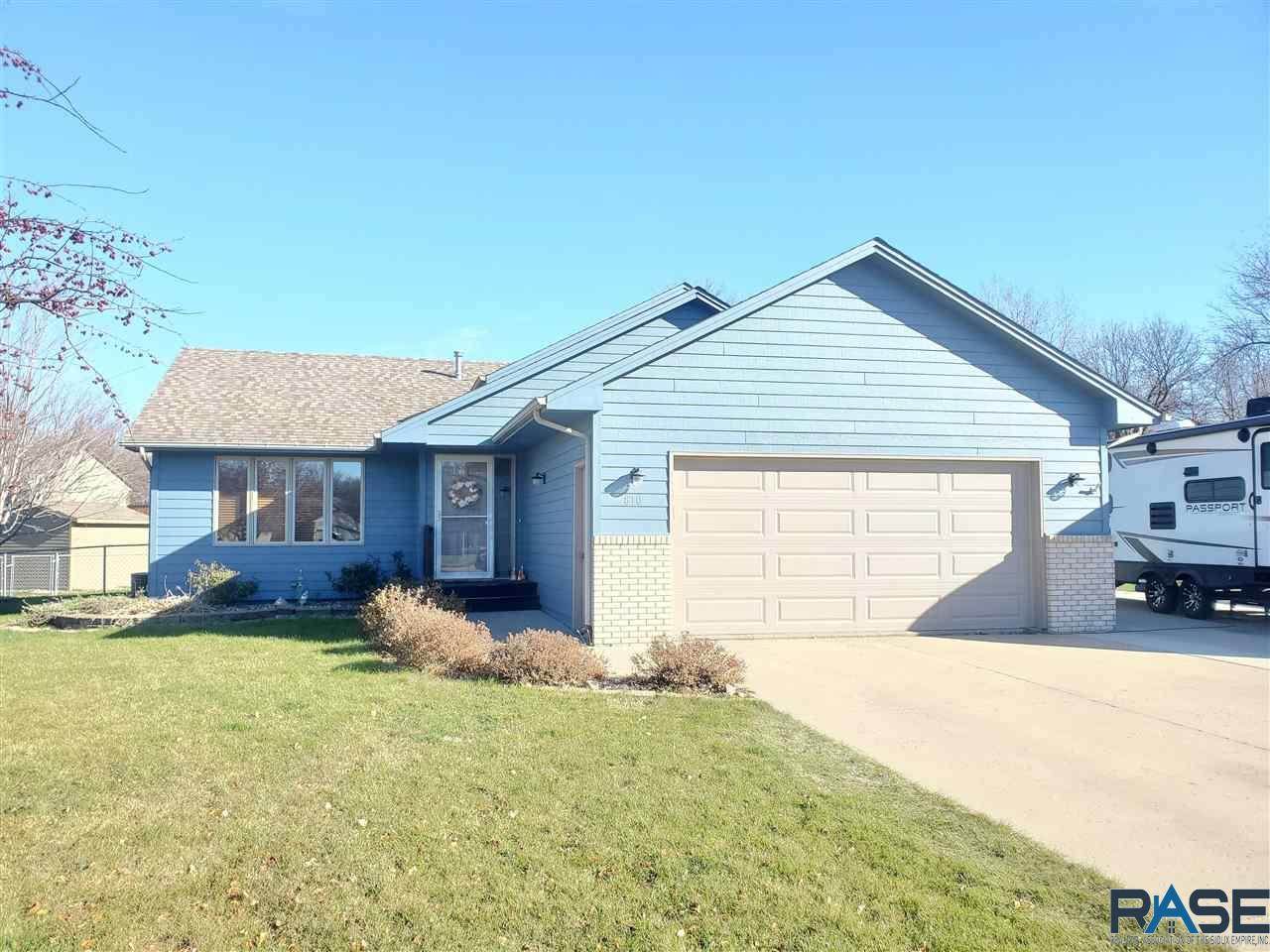 810 Parkview Cir - Photo 1