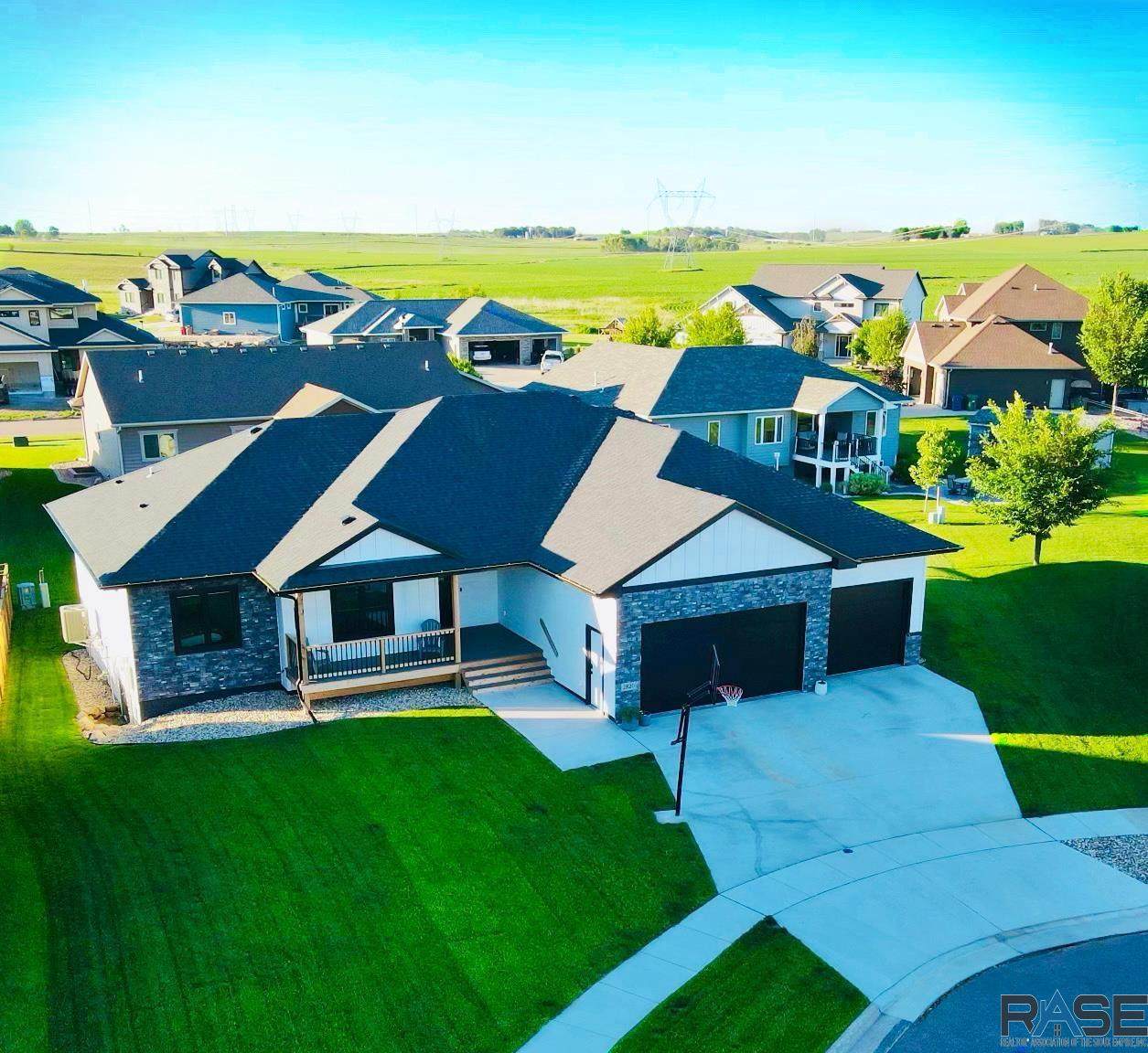 2820 Daybreak Cir - Photo 1
