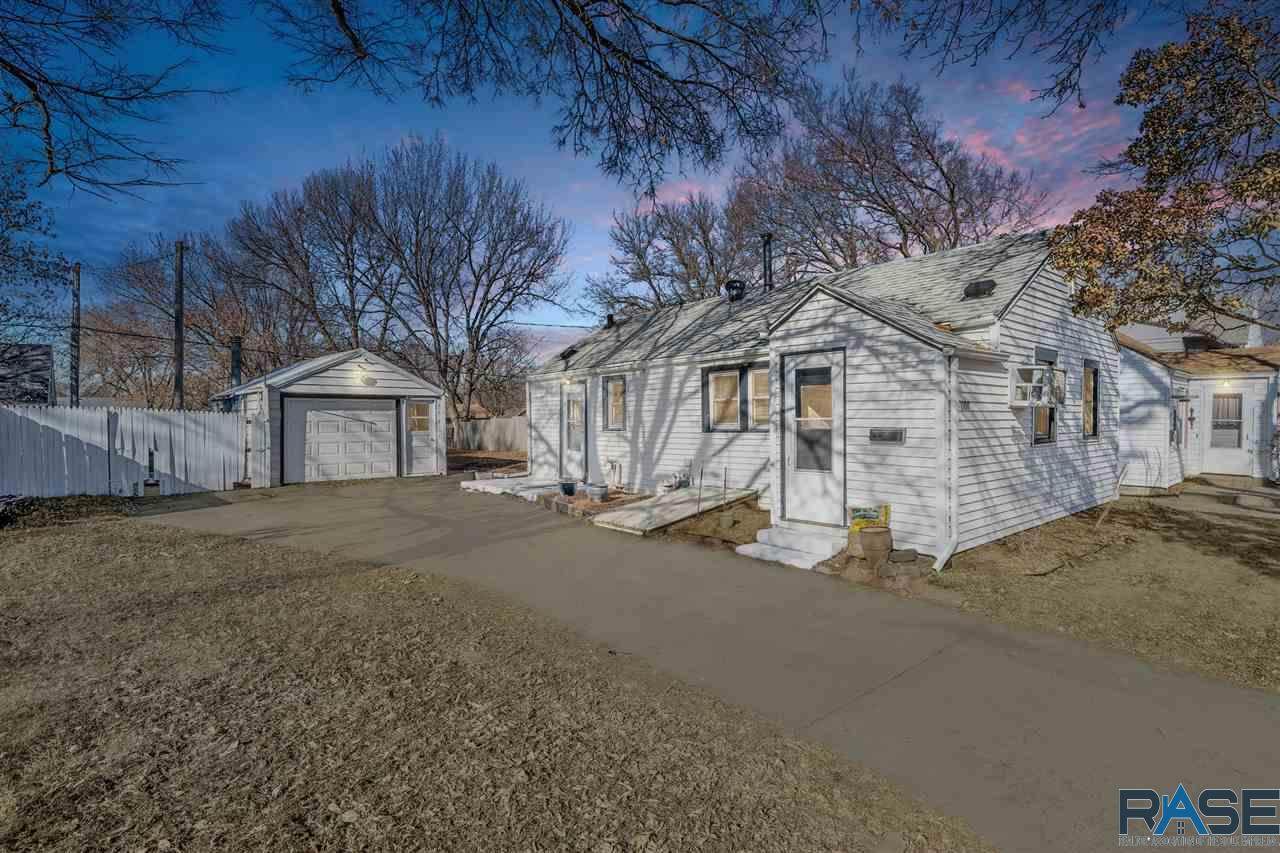 1107 Kiwanis Ave - Photo 1
