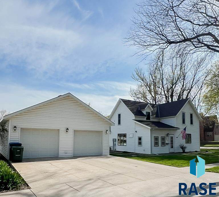 323 Lincoln St - Photo 1