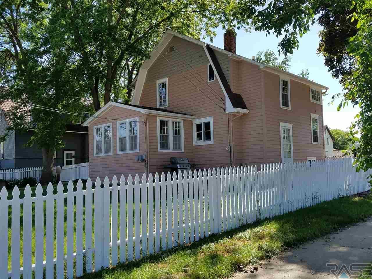 201 7th Ave Se - Photo 1