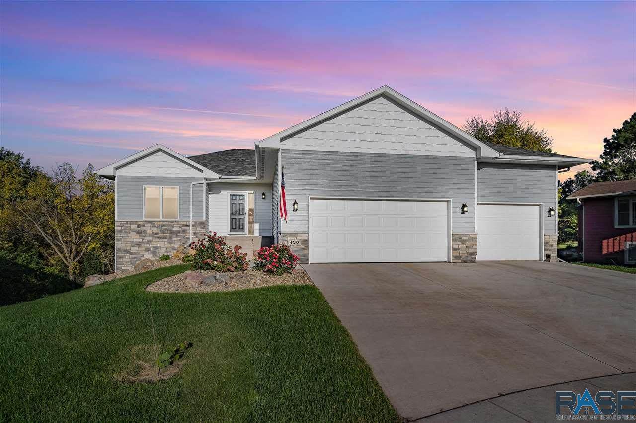 420 Emerald Cir - Photo 1