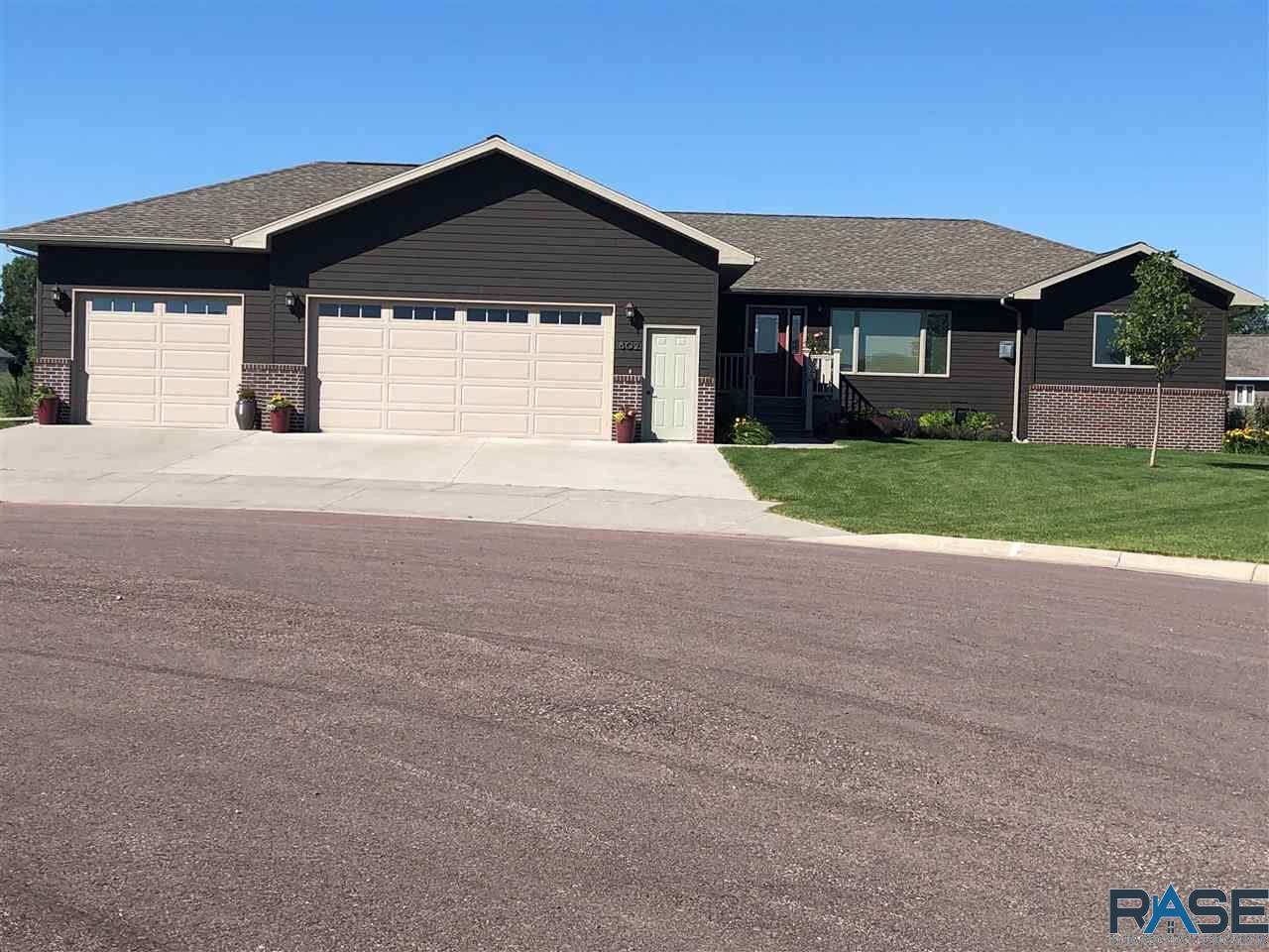 802 Wallace St - Photo 1