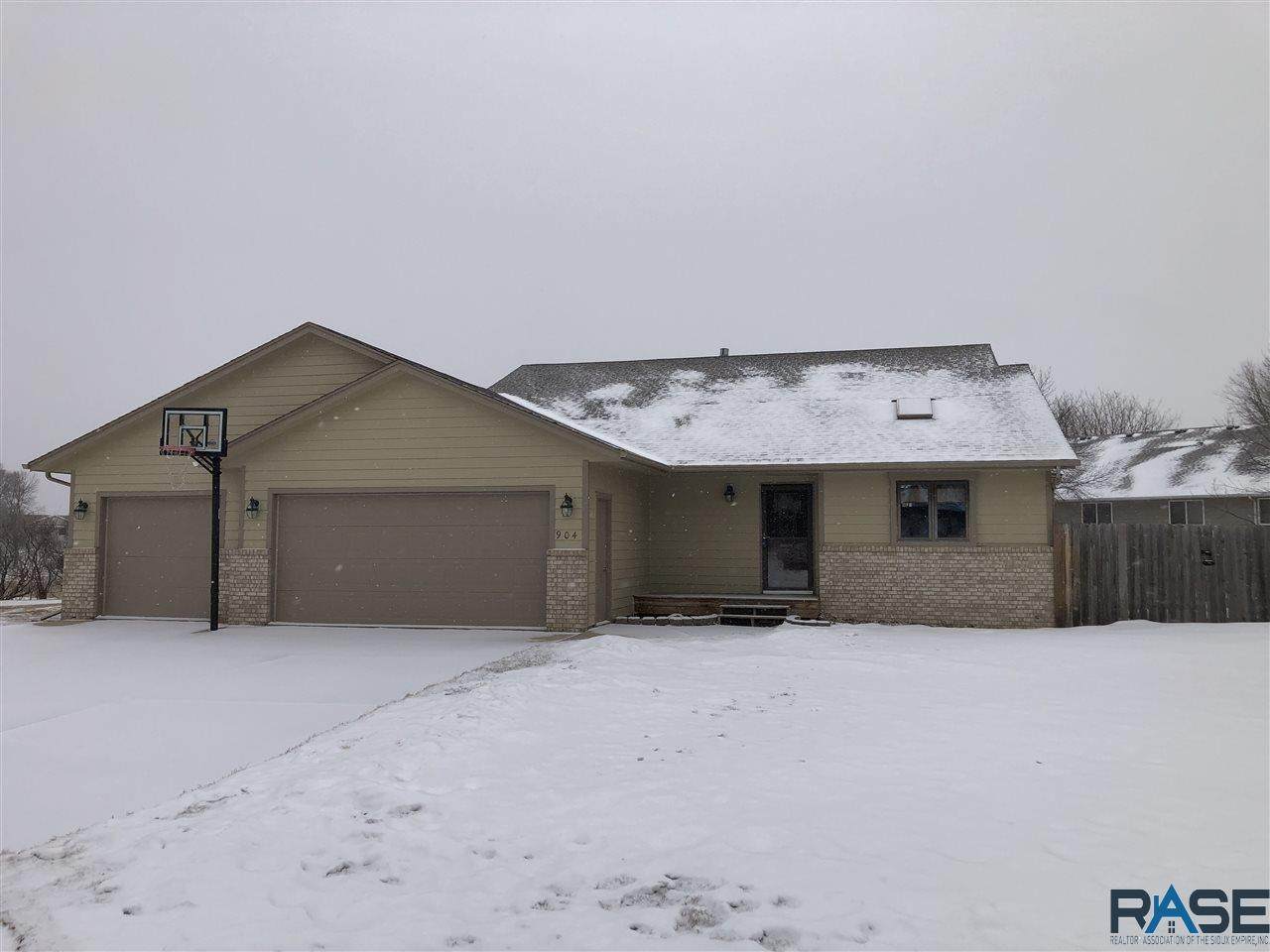 904 Jay Cir - Photo 1