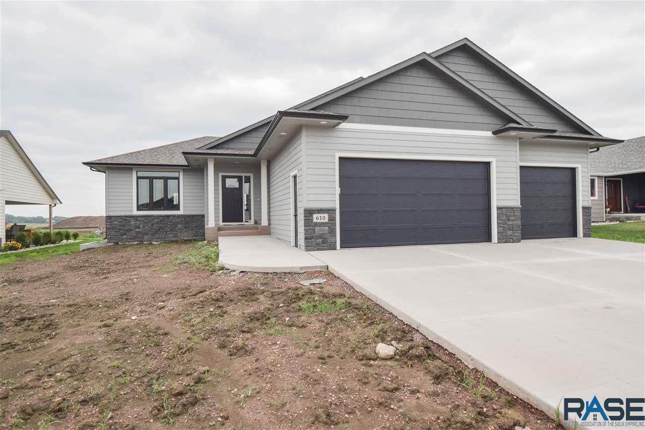 610 James Ave - Photo 1