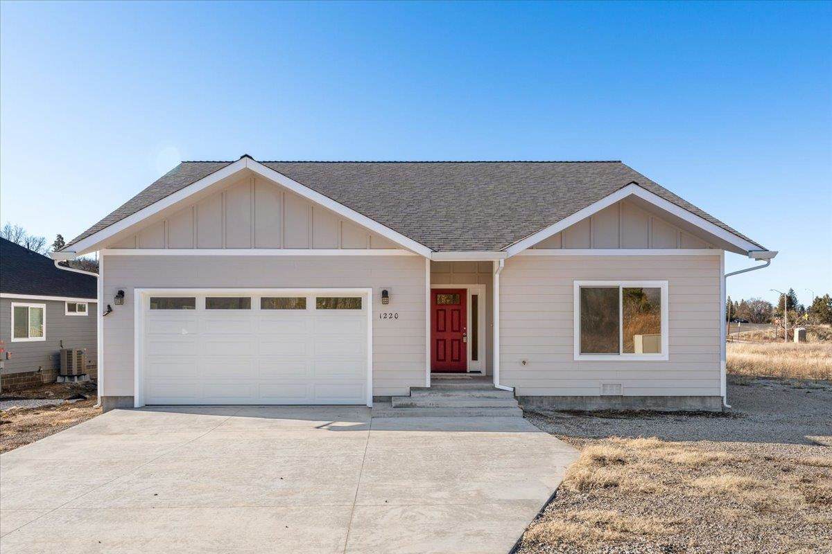 1220 Railroad Ave - Photo 1