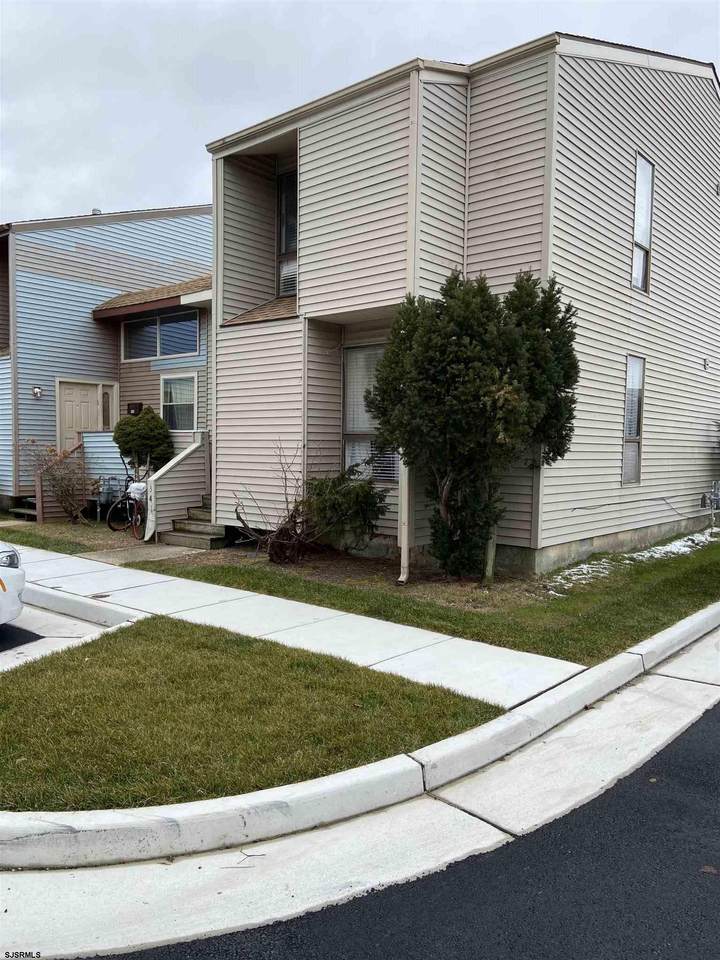 341 Hampshire - Photo 1