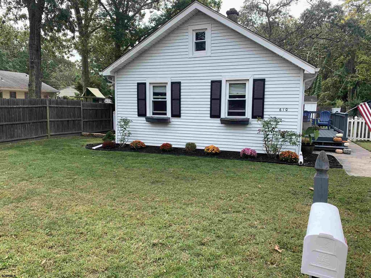 610 Massachusetts Ave - Photo 1