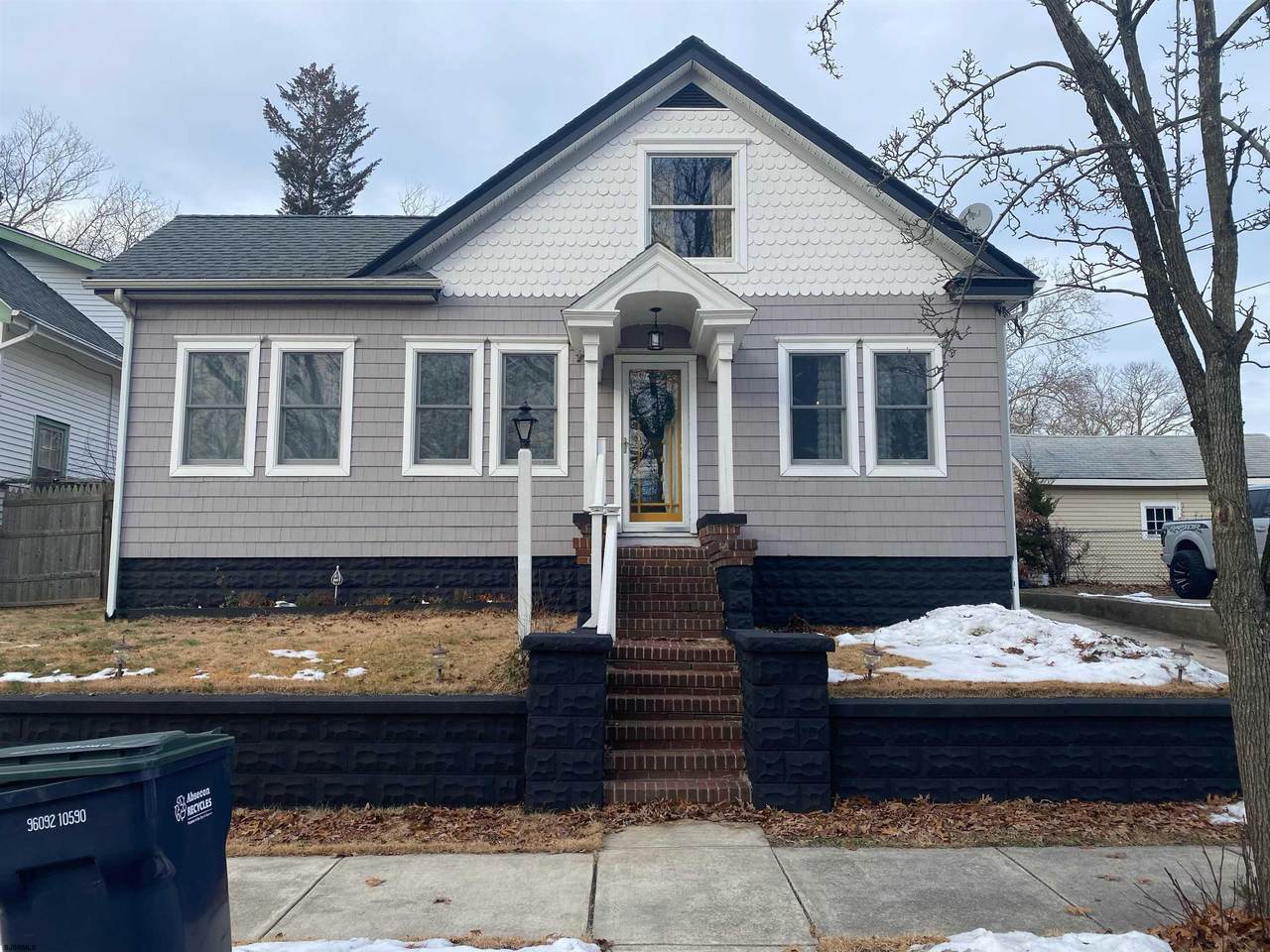 112 Wyoming Ave - Photo 1