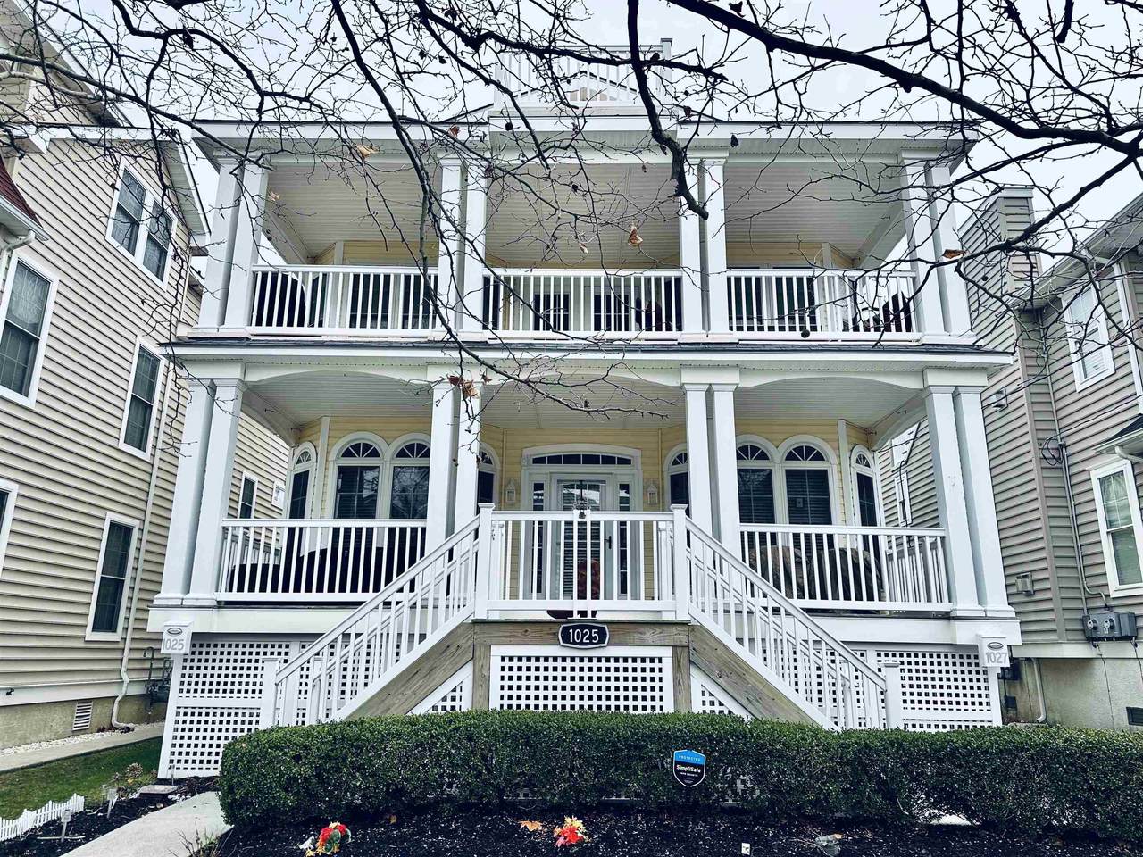 1027 Central Ave - Photo 1