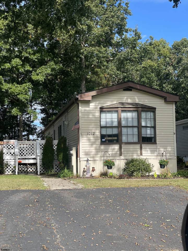 1012 Pier Avenue - Photo 1