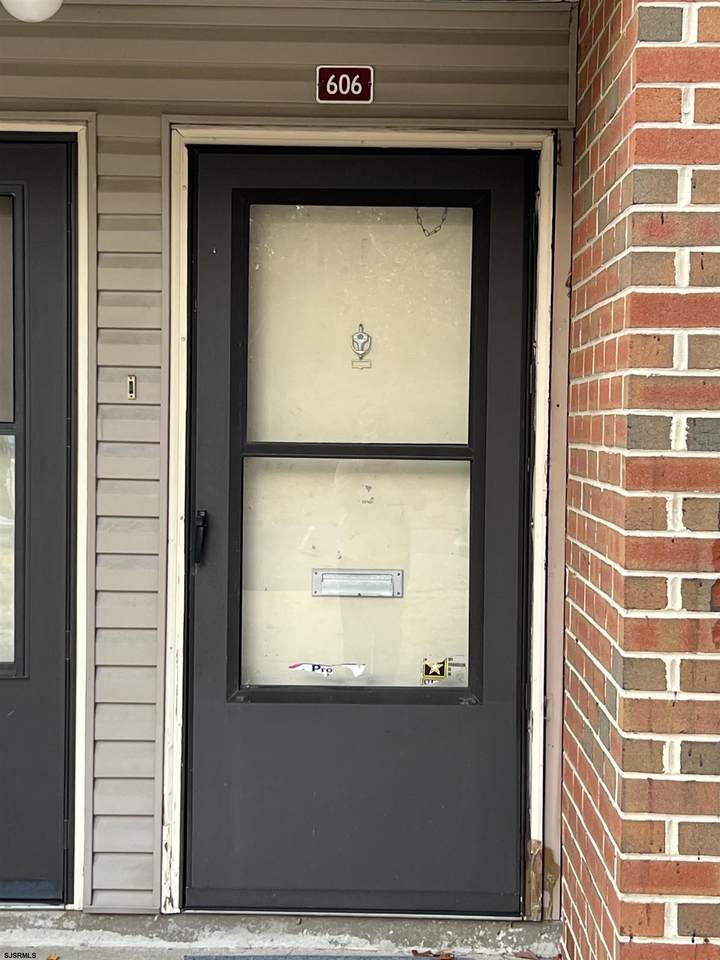 606 Meadowbrook - Photo 1