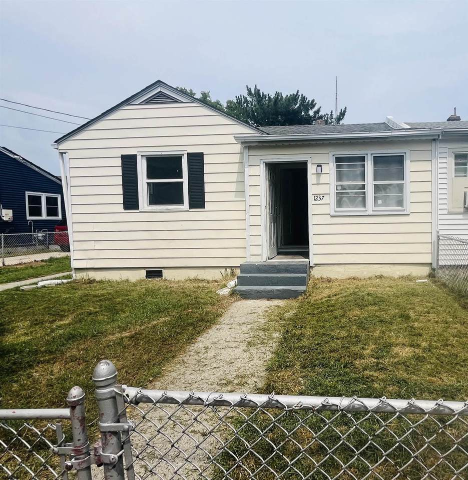 1237 Michigan - Photo 1