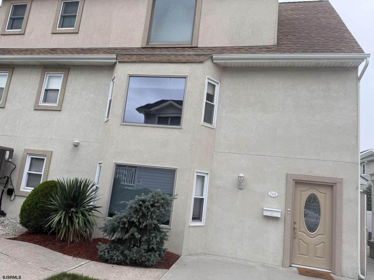 24 Adams Ave - Photo 1