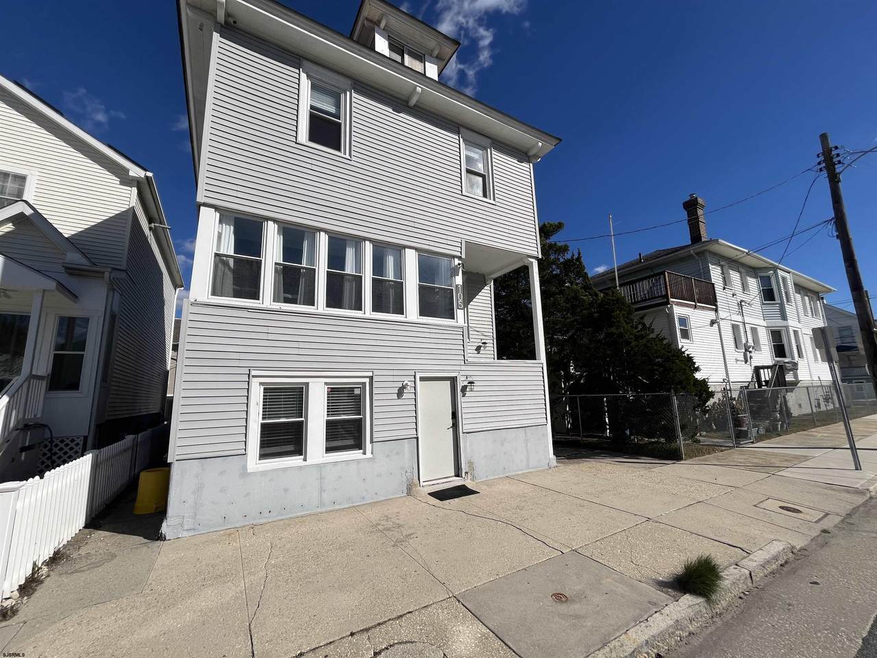 105 Windsor - Photo 1