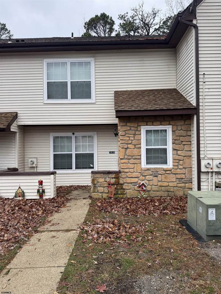 2818 Hawthorn - Photo 1