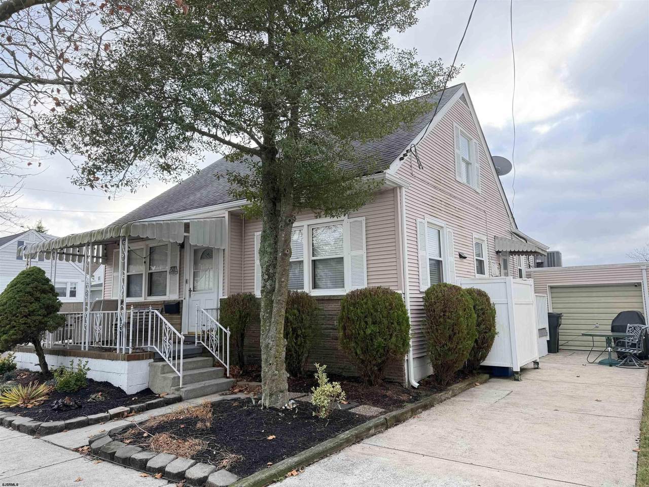 200 Essex - Photo 1