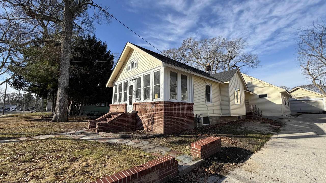 921 Oak Grove - Photo 1