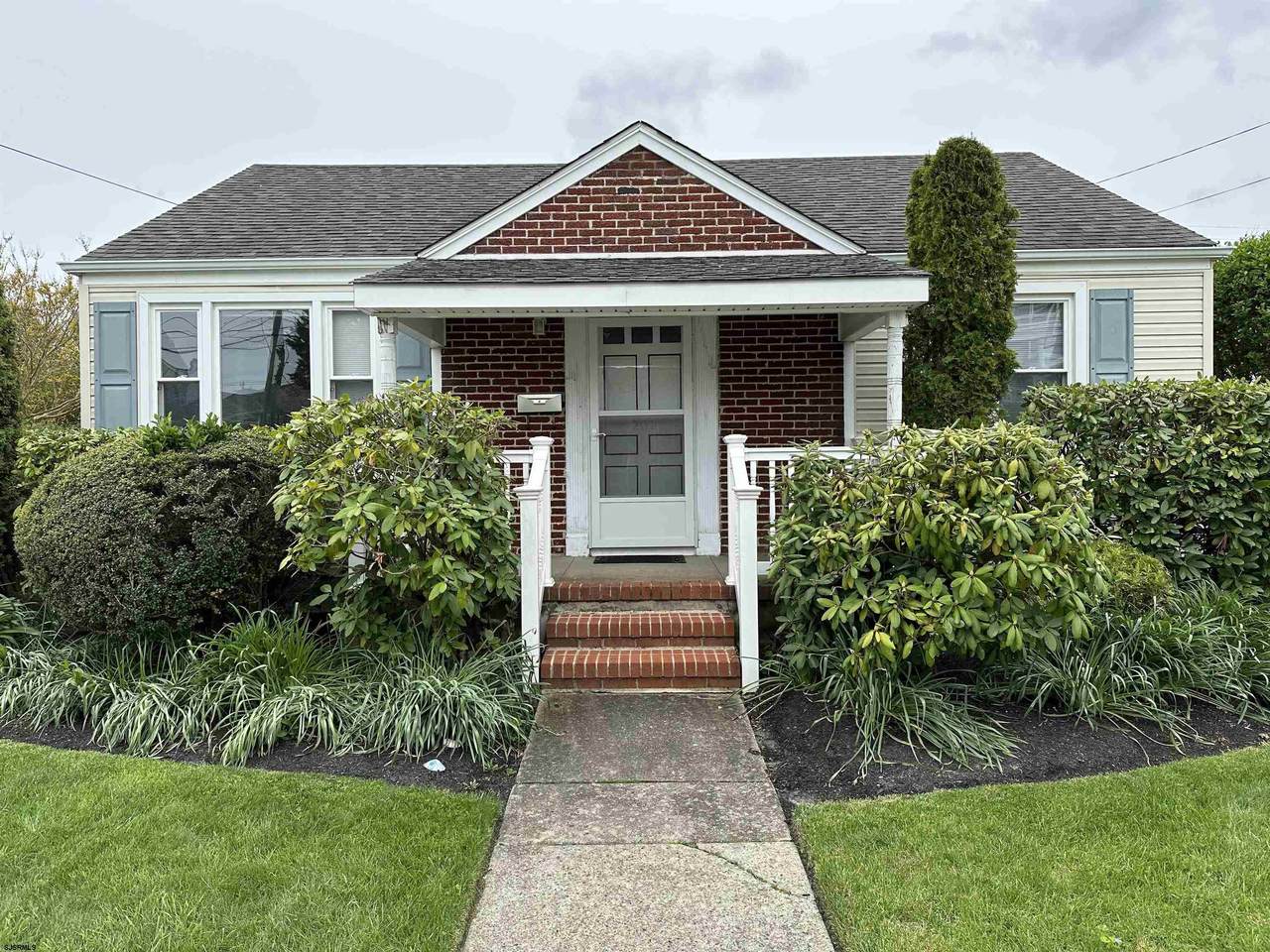 202 Argyle Ave - Photo 1