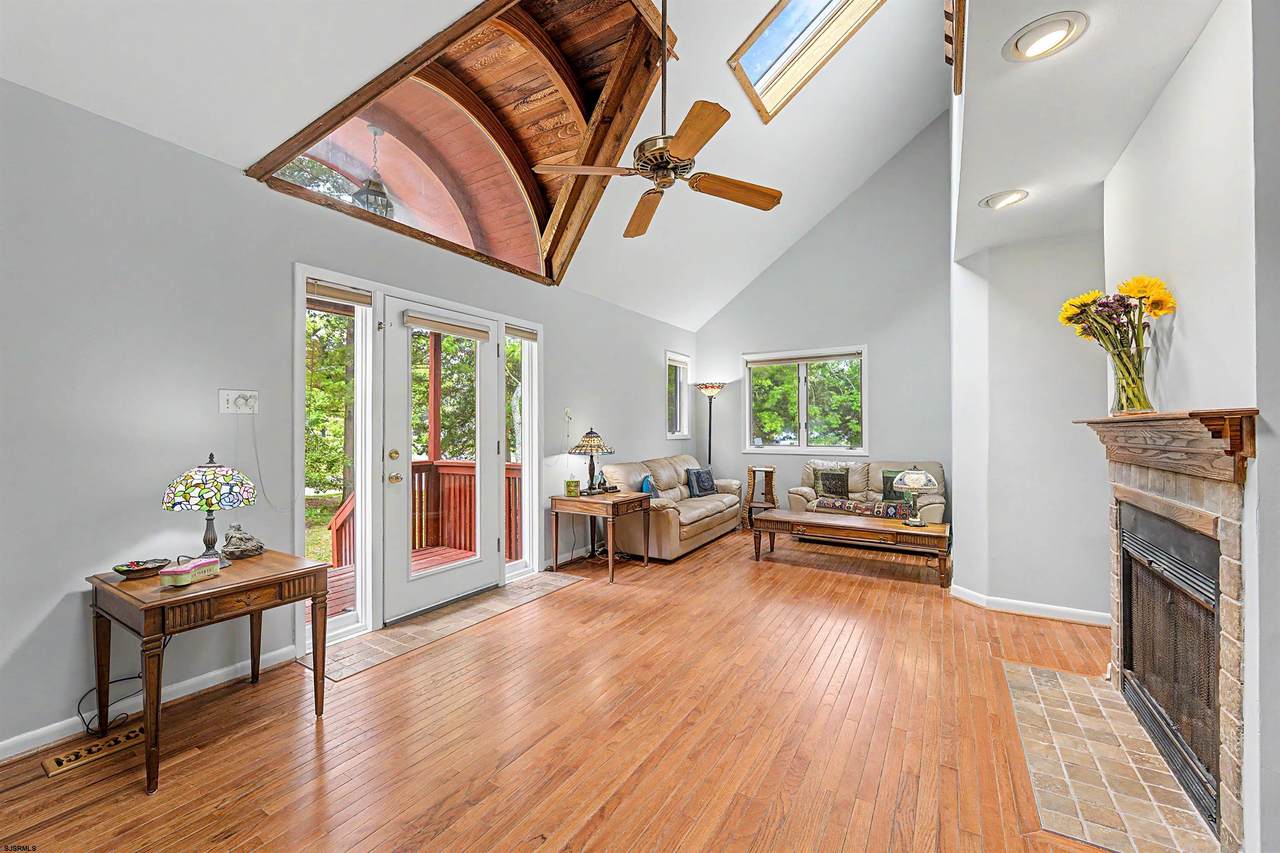 https://bt-photos.global.ssl.fastly.net/sjersey/1280_boomver_1_607717-2.jpg