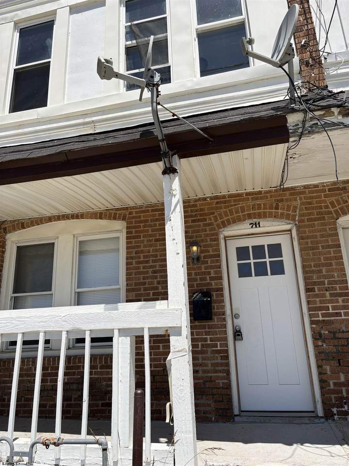 711 Harris - Photo 1