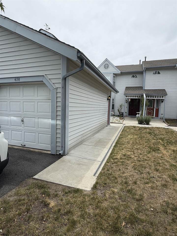658 Lakefront Circle - Photo 1